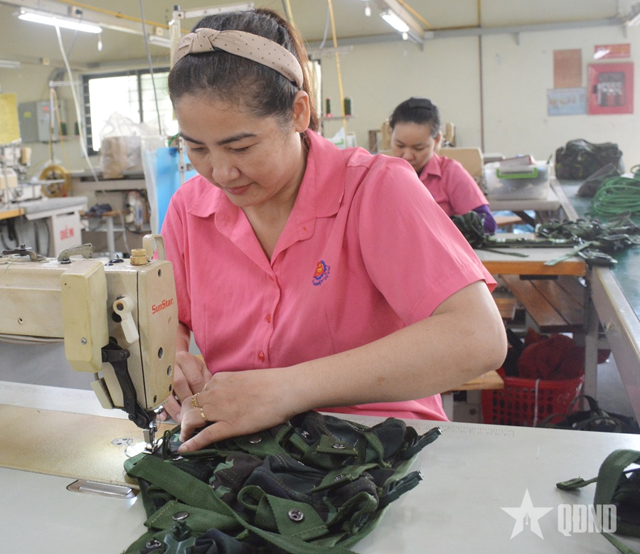 Nữ thợ may sáng tạo, nghĩa tình